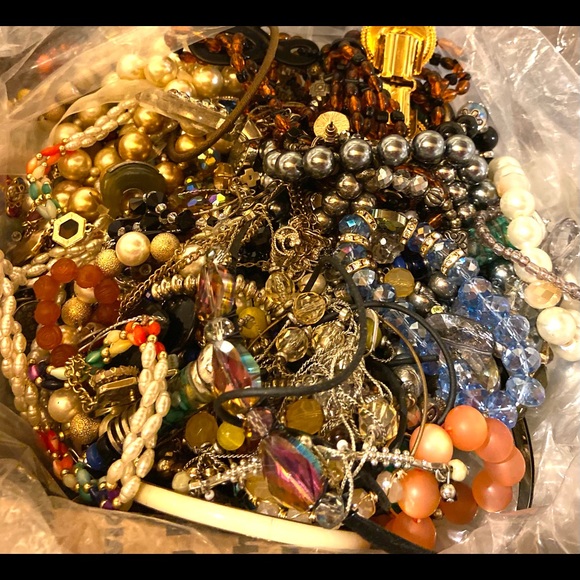 2 LBS Wearable Jewelry Lot Mystery Grab Bag Fashion Costume Vintage - Modern - Picture 4 of 7